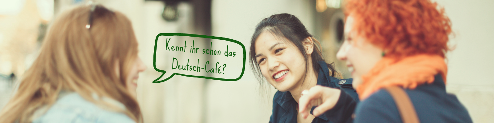 Menschen, die neu in Augsburg sind, üben gemeinsam Deutsch im Deutsch-Café bei Tür an Tür.