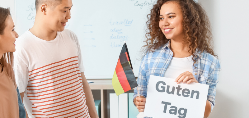 Menschen lernen Deutsch in einem Sprachkurs von Tür an Tür am Tag der Deutschen Sprache