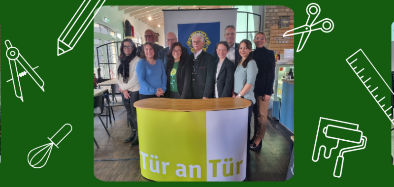 Teilnehmende der Pressekonferenz zum Start des Projekts ‚Die Wegbegleiterinnen – Erfolgreich durch die Ausbildung‘ am 26. November 2024 im Cosmo Bistro in Augsburg, darunter die 2. Bürgermeisterin Martina Wild, Vertreterinnen des Lions Clubs, der Tessin Stiftung, Berufsschulen und freiwillige Mentor*innen.