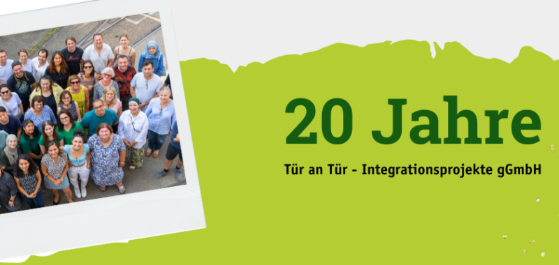 Schriftzug "20 Jahre Tür an Tür – Integrationsprojekte gGmbH" und Gruppenfoto der Belegschaft von Tür an Tür, die Vielfalt und Engagement repräsentiert.