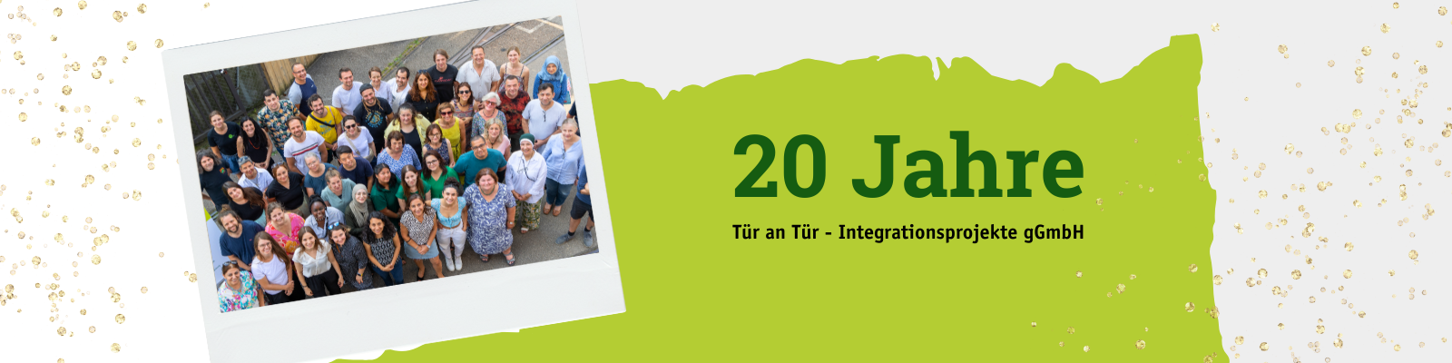 Schriftzug "20 Jahre Tür an Tür – Integrationsprojekte gGmbH" und Gruppenfoto der Belegschaft von Tür an Tür, die Vielfalt und Engagement repräsentiert.