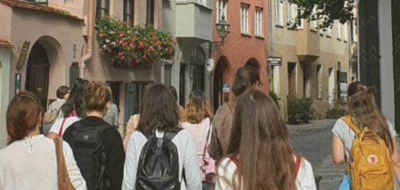 Gruppe von Menschen bei einer Stadtführung in Augsburg, die russischsprachige oder türkeistämmige Spuren der Stadtgeschichte entdecken.