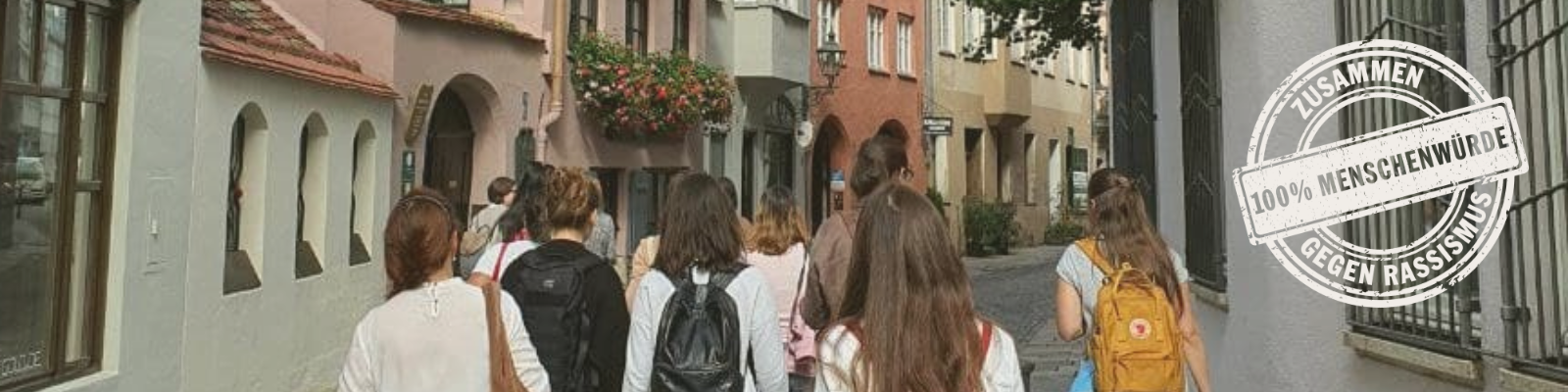 Gruppe von Menschen bei einer Stadtführung in Augsburg, die russischsprachige oder türkeistämmige Spuren der Stadtgeschichte entdecken.