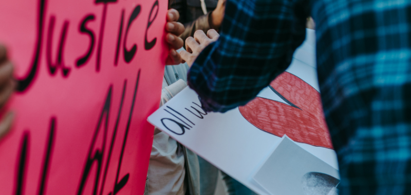 Zum Welttag der Sozialen Gerechtigkeit: Demonstrationsplakat mit der Aufschrift „Justice 4 All“ – Ein Zeichen für soziale Gerechtigkeit und Chancengleichheit für alle Menschen.