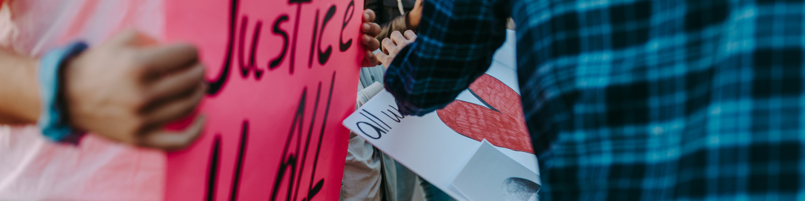 Zum Welttag der Sozialen Gerechtigkeit: Demonstrationsplakat mit der Aufschrift „Justice 4 All“ – Ein Zeichen für soziale Gerechtigkeit und Chancengleichheit für alle Menschen.