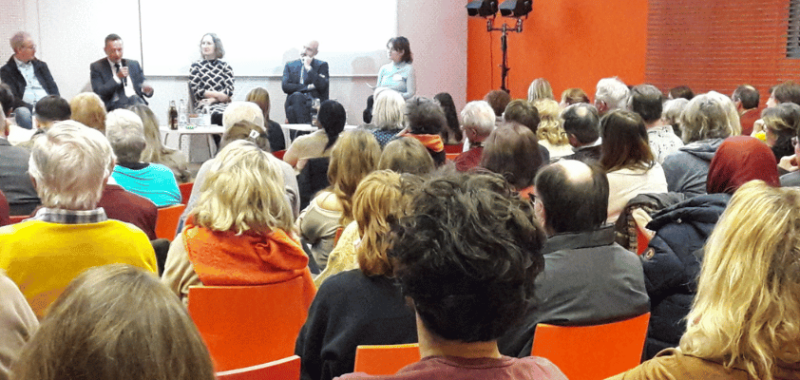 Podiumsdiskussion in der Stadtbücherei Augsburg zu Kinderrechten in Unterkünften für geflüchtete Menschen.