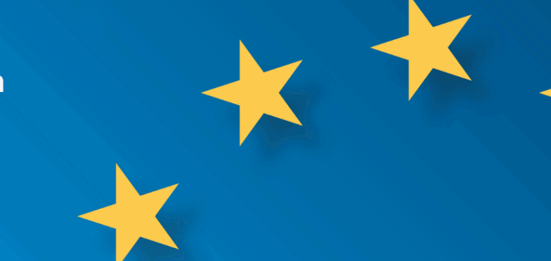 Blaues Hintergrundbild mit fünf gelben Sternen – angelehnt an die EU-Flagge – und dem Text „Augsburger Europawochen 2025, 30. April bis 31. Mai“.