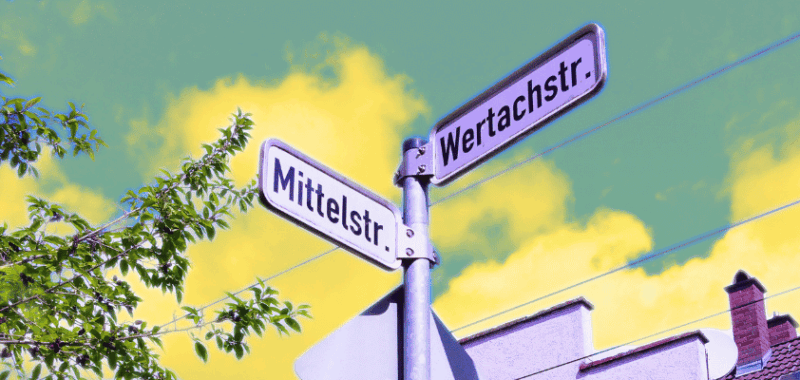 Straßenschilder der Kreuzung Wertachstraße und Mittelstraße in Augsburg