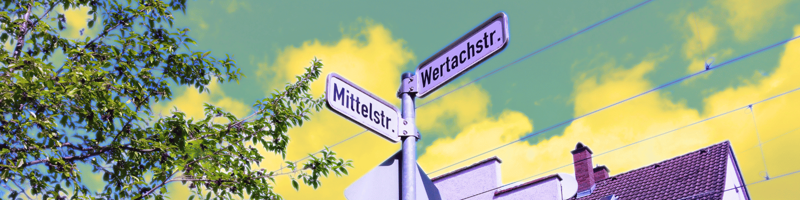 Straßenschilder der Kreuzung Wertachstraße und Mittelstraße in Augsburg