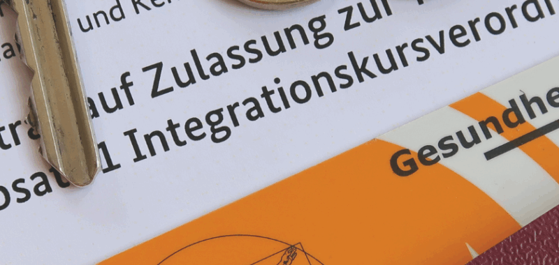 Schlüsselbund, Gesundheitskarte, Ausweisdokument und Antrag auf Integrationskurs – Symbolbild für Alltagshürden von EU-Bürger*innen in Augsburg