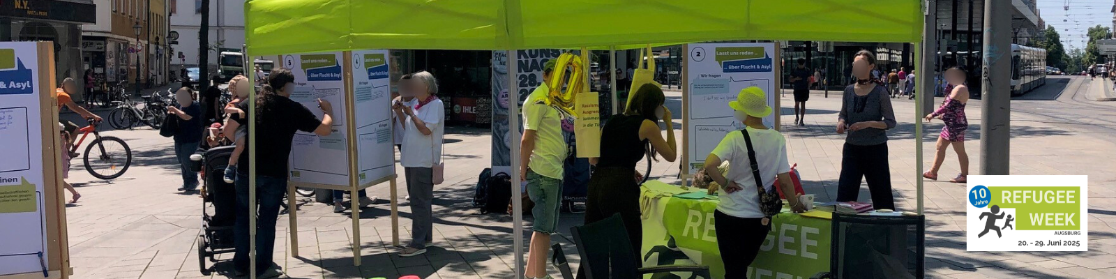 Dialog- und Infostand am Königsplatz in Augsburg zur RefugeeWeek 2025