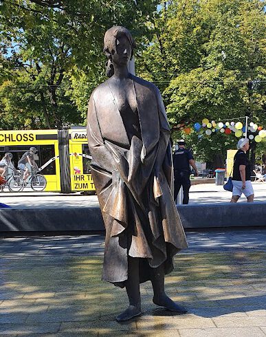 Königsplatz, Manzù-Brunnen