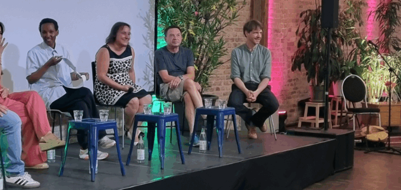 Podiumsdiskussion bei der Jubiläumsfeier von Tür an Tür – Integrationsprojekte gGmbH mit Tülay Ateş-Brunner, Stephan Schiele, Martina Wild, Hannes Schammann, Mohammad Sarhangi und Betiel Berhe auf der Bühne des Depot 29 in Augsburg.