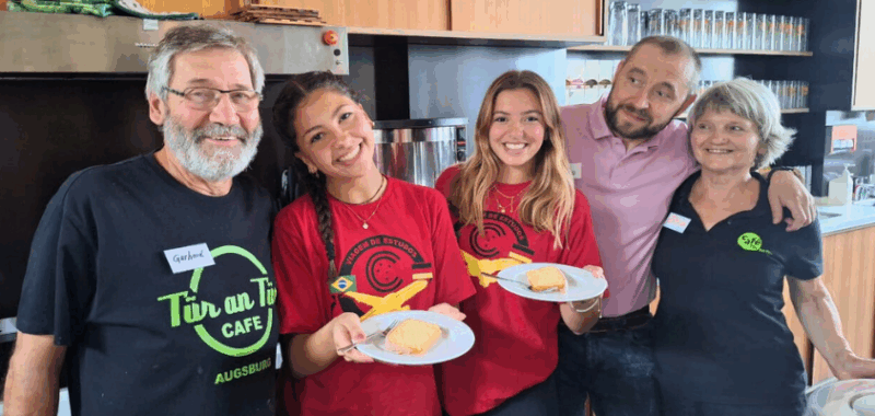 Deutsch-Café Augsburg interkulturelle Begegnung: Schülerinnen aus Brasilien helfen beim Café Tür an Tür
