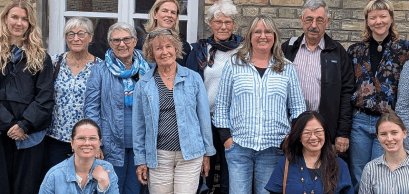 Gruppenfoto des Treffens zwischen Tür an Tür – Integrationsprojekte gGmbH und dem Freiwilligen-Zentrum Augsburg. Die Teilnehmenden stehen lächelnd beisammen in freundlicher Atmosphäre.