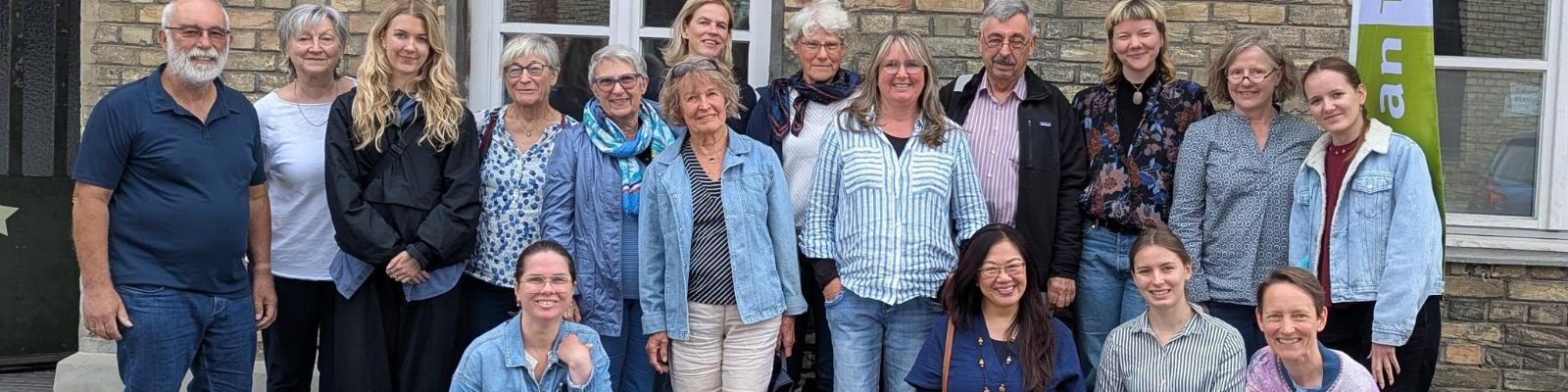 Gruppenfoto des Treffens zwischen Tür an Tür – Integrationsprojekte gGmbH und dem Freiwilligen-Zentrum Augsburg. Die Teilnehmenden stehen lächelnd beisammen in freundlicher Atmosphäre.