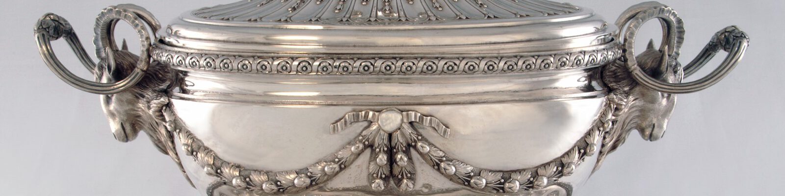 Ovale Terrine aus dem Rigaer Gouvernementsservice; Sebald Heinrich Blau, Augsburg, 1781-1783; Kunstsammlungen Augsburg