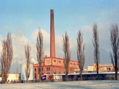 Augsburger Kammgarnspinnerei - neues Kesselhaus - aufgenommen von der Ambergerwiese, 1999; Quelle: Wikipedia