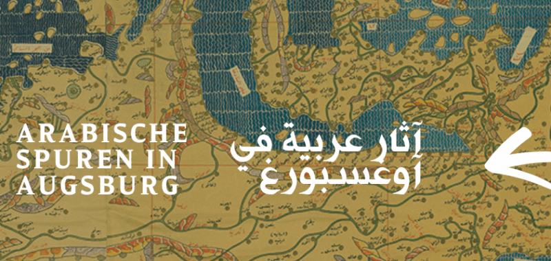 Historischer Kartenausschnitt auf dem Augsburg auf arabisch markiert ist. Weißer Schriftzug Arabische Spuren in Augsburg auf deutsch und arabisch.