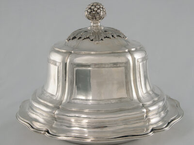 Christian II Drentwett: Wärmeglocke mit Unterteller aus dem Perm-Service. (c) Kunstsammlungen und Museen Augsburg