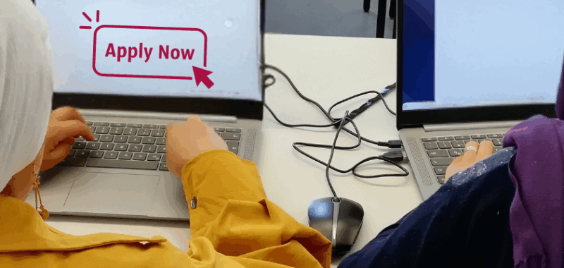 Frauen sitzen am Computer und schreiben eine Bewerbung