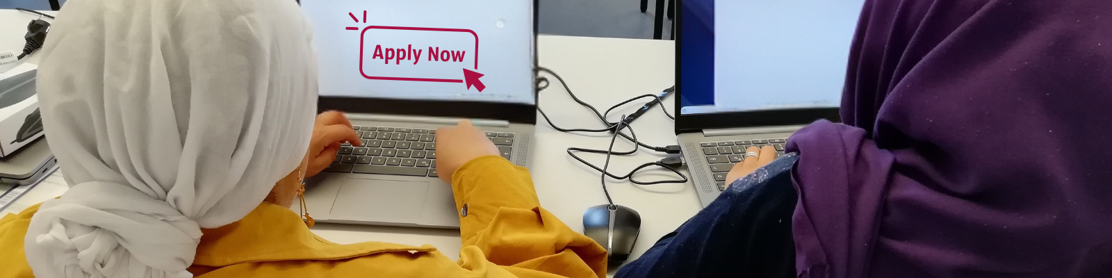 Frauen sitzen am Computer und schreiben eine Bewerbung