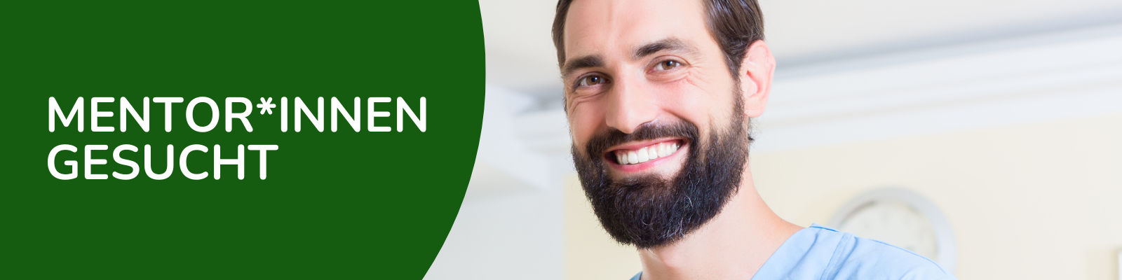 Mentor*innen gesucht – lächelnde Pflege-Auszubildende als Symbol für Motivation und Unterstützung in der Ausbildung