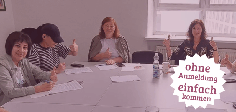 Frauen aus dem Sprachcafé der Eckert Schulen in Augsburg sprechen gemeinsam Deutsch und tauschen sich aus.