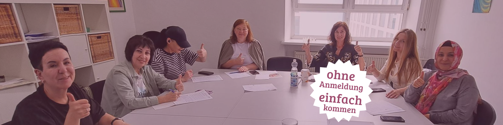 Frauen aus dem Sprachcafé der Eckert Schulen in Augsburg sprechen gemeinsam Deutsch und tauschen sich aus.