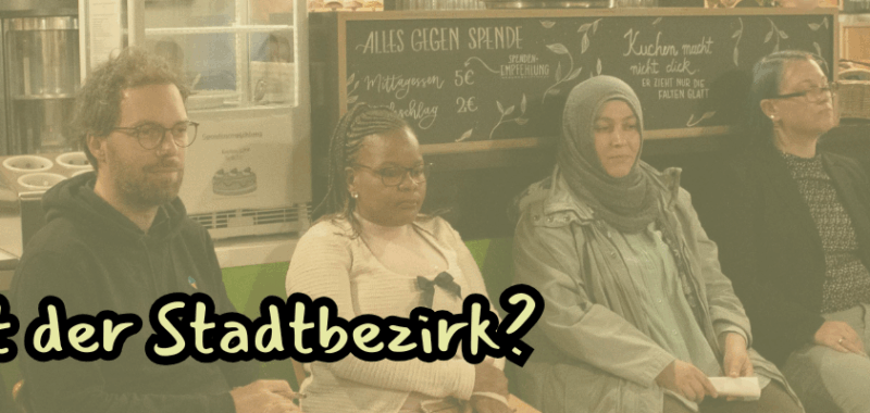 Podium der Ideenschmiede Wohnen Augsburg im Café Tür an Tür – Diskussion über Teilhabe, Wohnen und Demokratie.