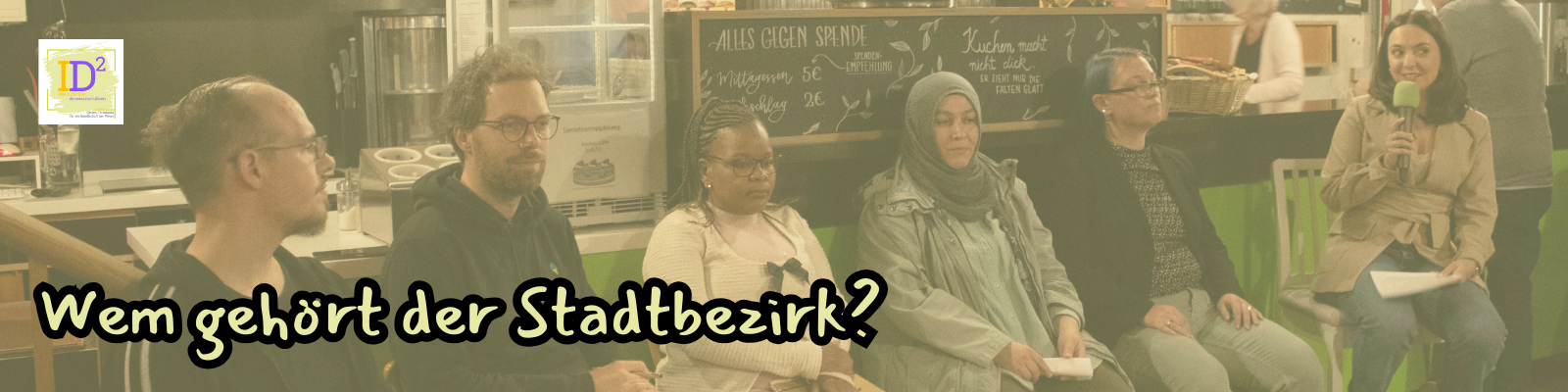 Podium der Ideenschmiede Wohnen Augsburg im Café Tür an Tür – Diskussion über Teilhabe, Wohnen und Demokratie.
