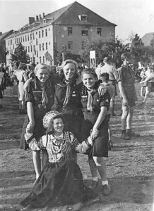 Ukrainische „Displaced Persons“ bei einem Fest in Tracht, hinten Bldg 25 (heute abgerissen). Quelle: Amerika in Augsburg e.V.