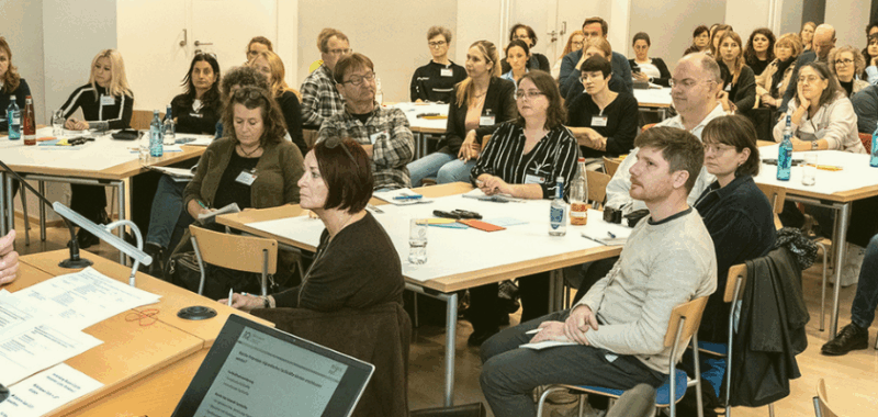 Stephan Schiele von Tür an Tür hält seinen Impulsvortrag vor dem Publikum der 16. Nürnberger Bildungskonferenz.