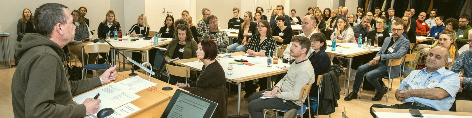 Stephan Schiele von Tür an Tür hält seinen Impulsvortrag vor dem Publikum der 16. Nürnberger Bildungskonferenz.