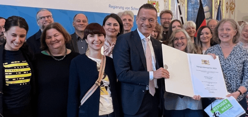 Tür an Tür erhält Schwäbischen Integrationspreis 2025 von bayerischem Integrationsbeauftraten Karl Straub.