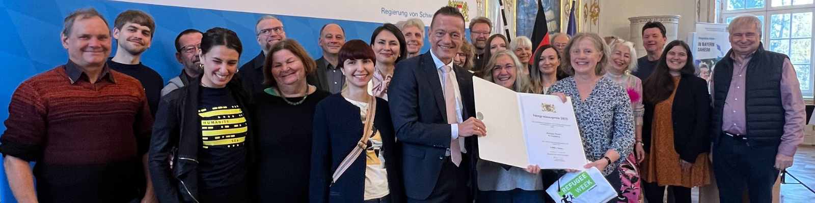 Tür an Tür erhält Schwäbischen Integrationspreis 2025 von bayerischem Integrationsbeauftraten Karl Straub.