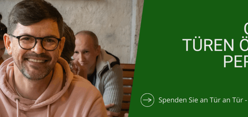 Headerbild mit dem Satz „Gemeinsam Türen öffnen und Perspektiven schaffen“ in warmem Adventsgrün.