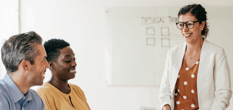 Unternehmensvertreter begrüßt internationale Fachkraft im Mentoring-Programm von Tür an Tür