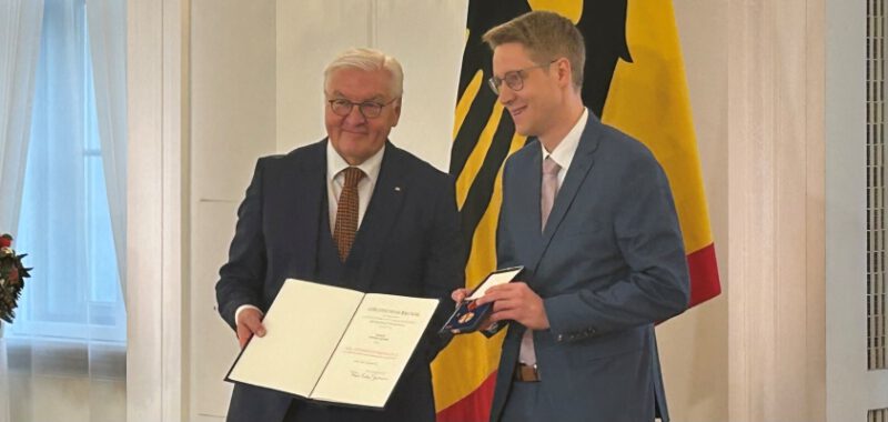 Daniel Kehne erhält die Verdienstmedaille von Bundespräsident Steinmeier
