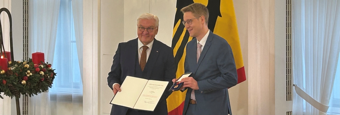 Daniel Kehne erhält die Verdienstmedaille von Bundespräsident Steinmeier