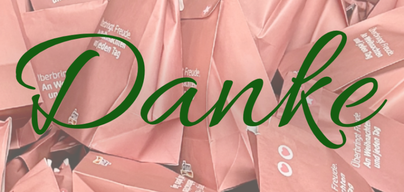 Weihnachtspäckchen aus einer dm-Aktion mit einem Dankeschön-Schild von Tür an Tür