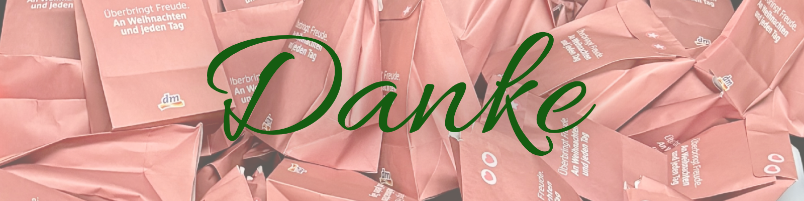 Weihnachtspäckchen aus einer dm-Aktion mit einem Dankeschön-Schild von Tür an Tür