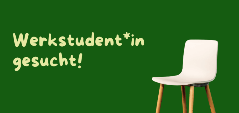 Leerer Stuhl vor grünem Hintergrund mit dem Schriftzug „Werkstudent*in gesucht“.