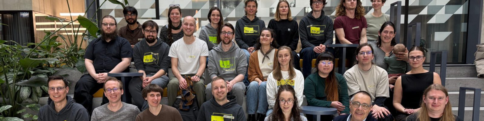 Teamfoto Tür an Tür - Digitalfabrik
