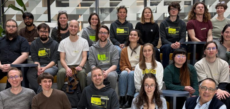 Teamfoto Tür an Tür - Digitalfabrik